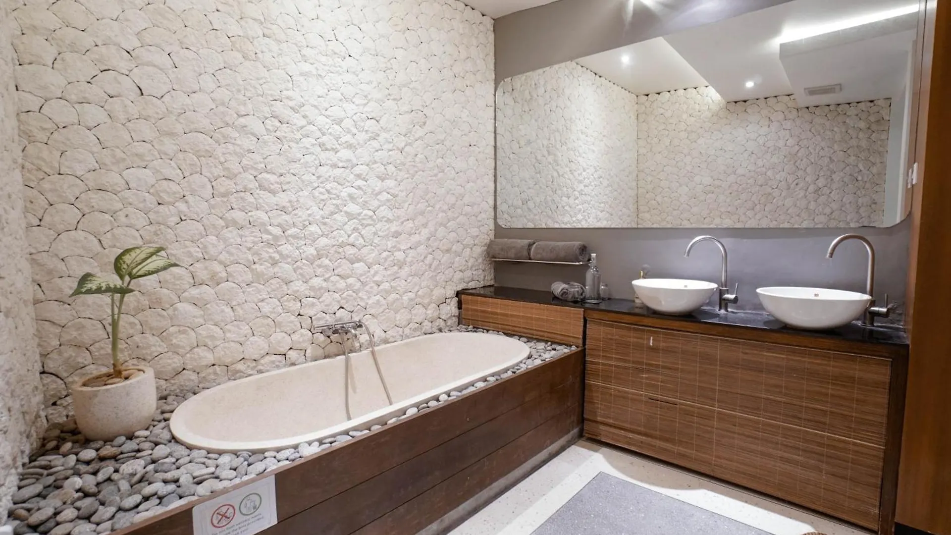 Villa Duadewi 3Br In The Heart Of Seminyak By Santi Management